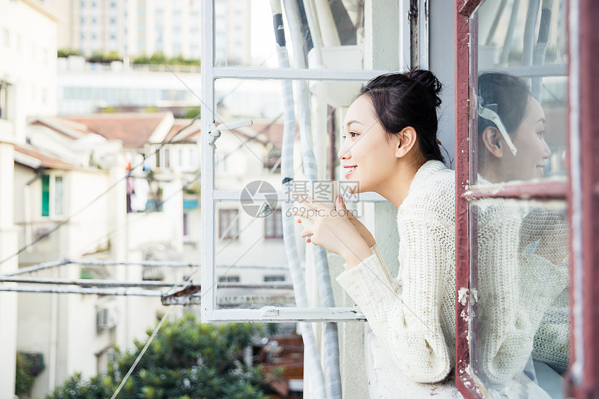 青春女孩窗台喝水图片