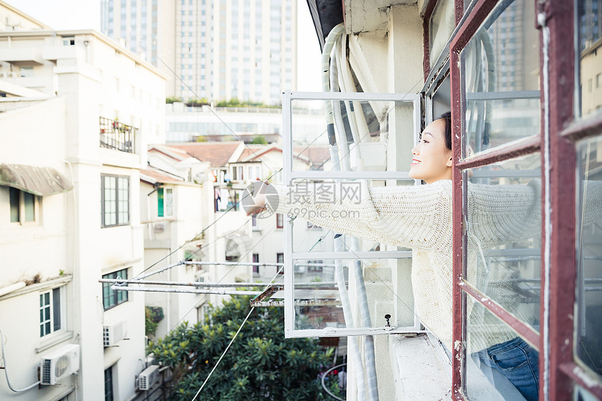 青春女孩窗台放松图片