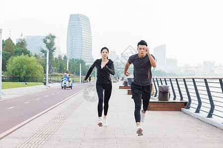 运动男女青年男女晨跑背景