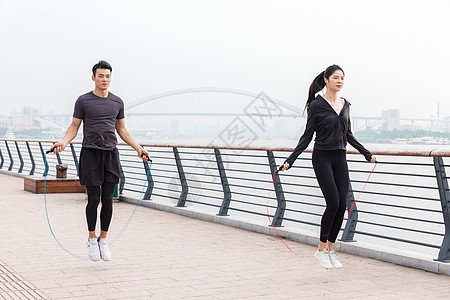 活力男女青年男女跳绳背景