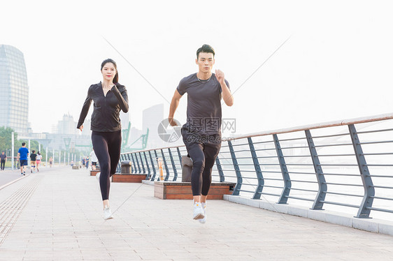 青年男女晨跑图片