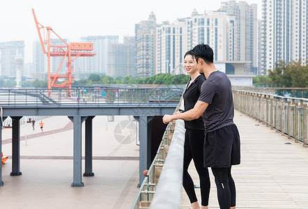 青年健身男女休息图片