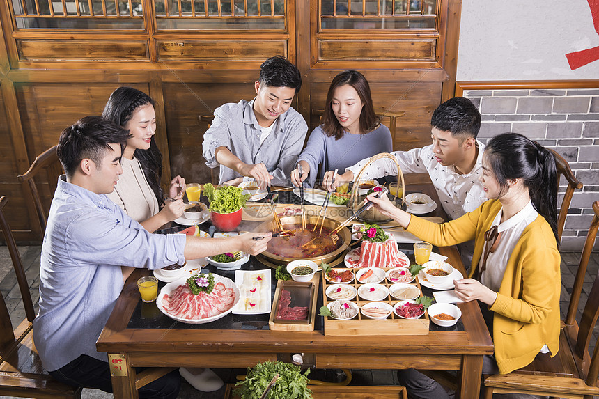 青年聚会吃火锅图片