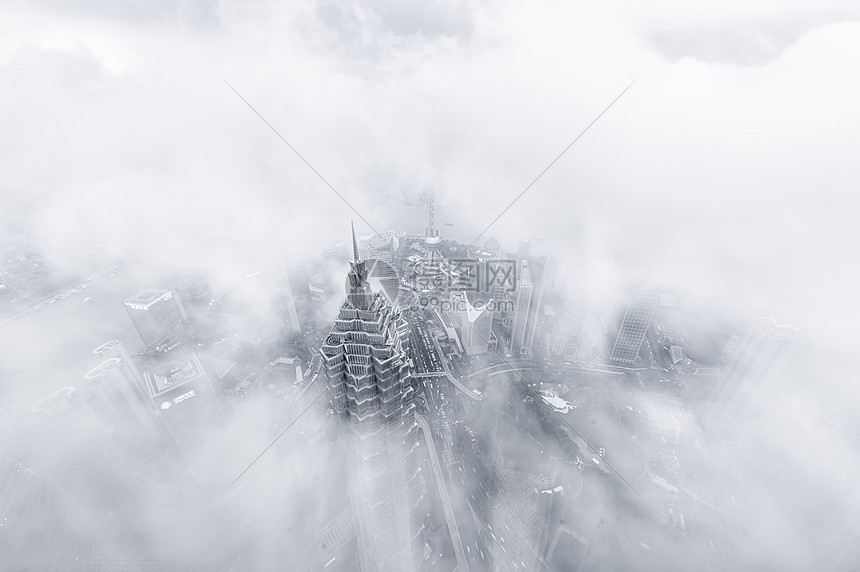 云雾中的上海外滩图片