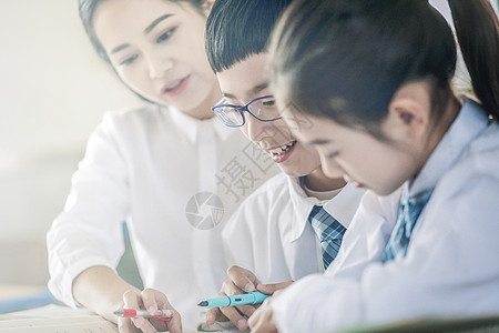 老师给学生补习背景图片