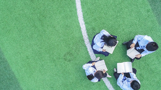 学生足球比赛青少年在操场背景