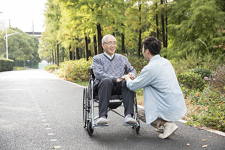 敬老公园陪伴老人散步背景