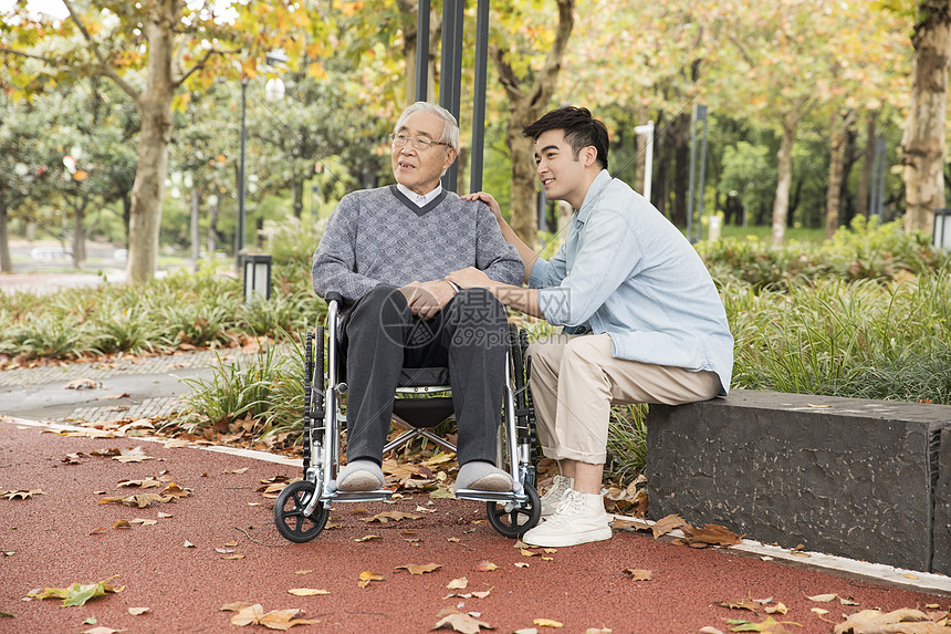 敬老公园陪伴老人散步图片