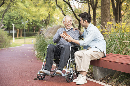 老年养生敬老公园玩手机背景