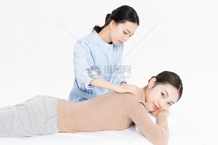 美女养生肩膀按摩