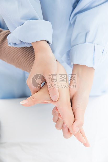 技师给美女按摩手局部图片