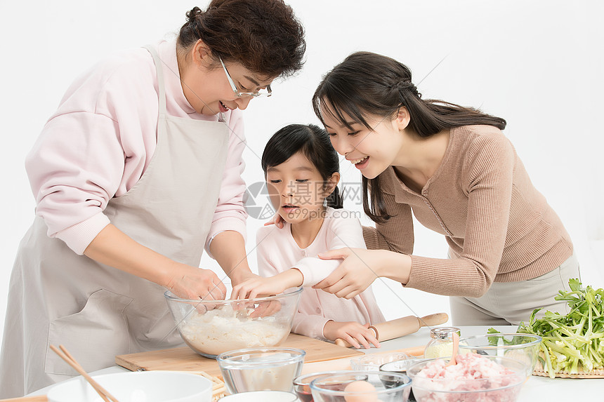 过年一家人包饺子图片