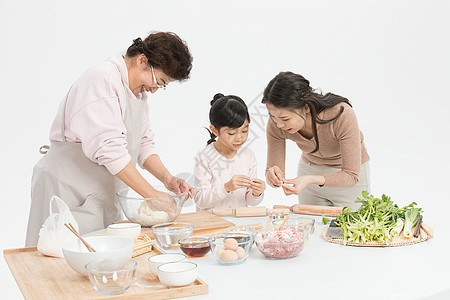 包饺子的一家人一家人包饺子背景