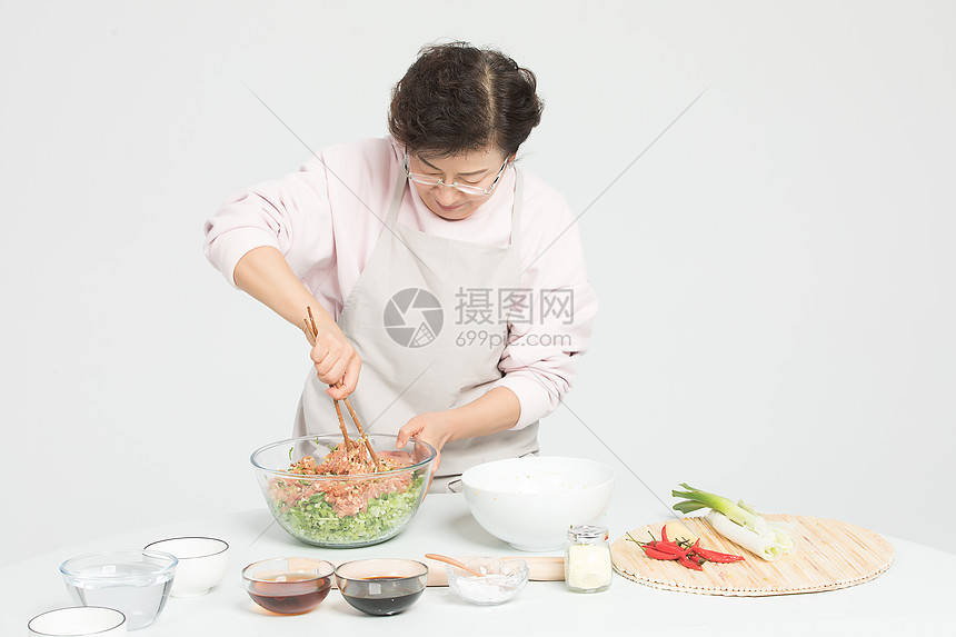 包饺子准备饺子馅食材图片