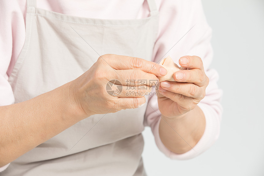 冬至包饺子过程手部特写