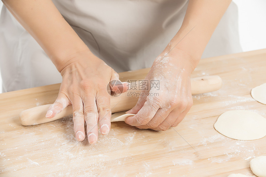 冬至包饺子过程手部特写图片