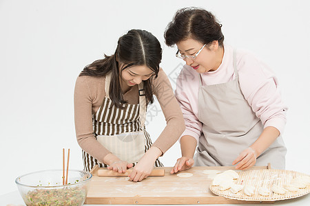 一家人一起包饺子图片