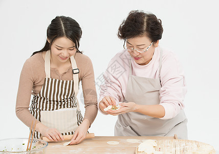 母女做饭女儿和妈妈一起包饺子背景