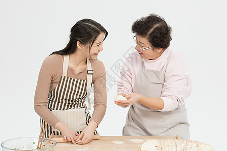 女儿和妈妈一起包饺子图片