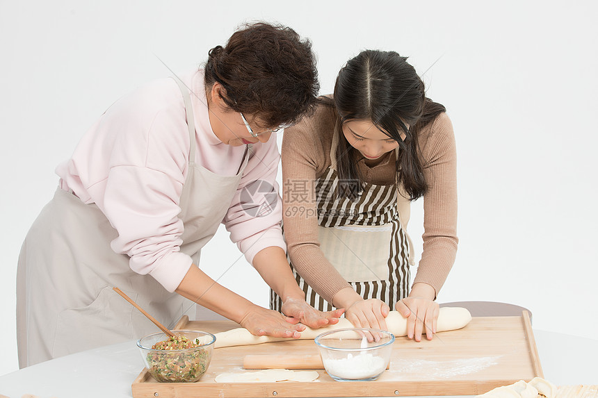 女儿和妈妈一起包饺子图片