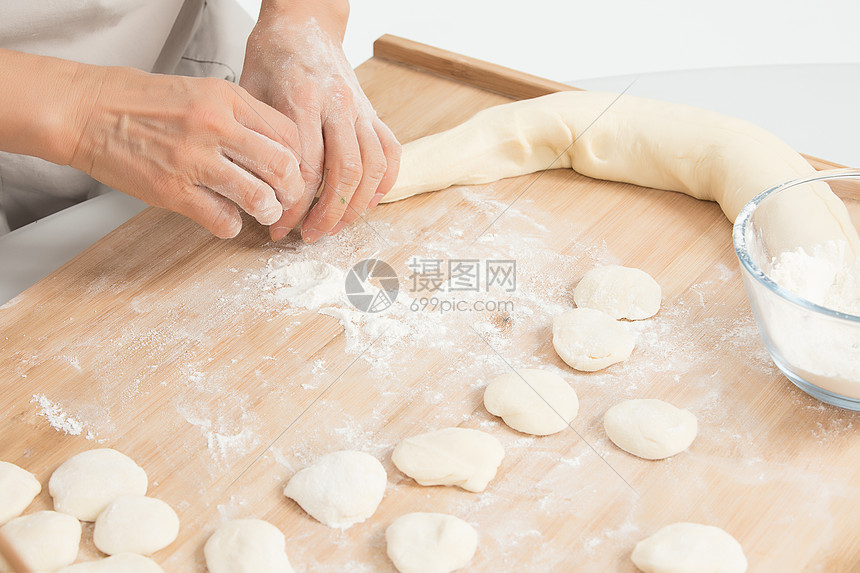 冬至包饺子过程手部特写图片