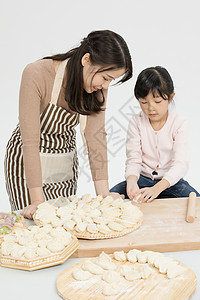 母女一起包饺子图片