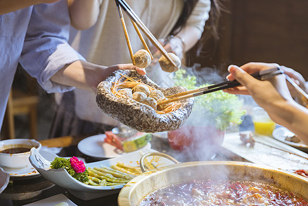 青年火锅聚餐图片