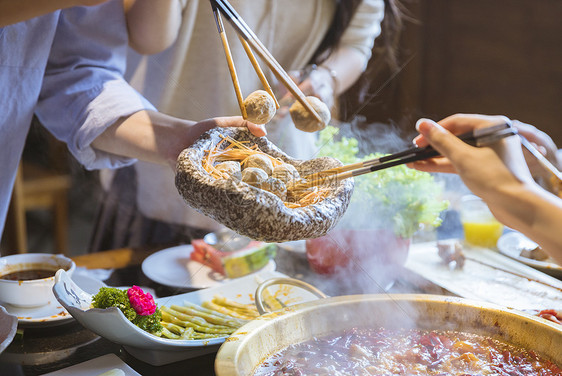 青年火锅聚餐图片