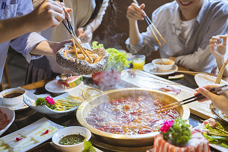 青年火锅聚餐图片