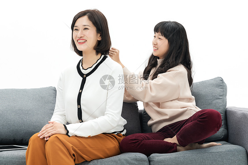 女儿给妈妈敲背