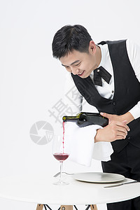 男服务员倒红酒高清图片