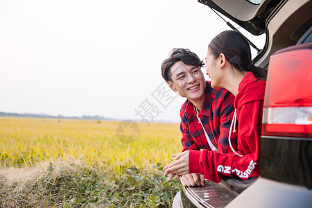 美女和车人车生活后备箱温馨情侣背景