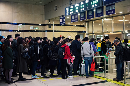 春运火车站检票高清图片