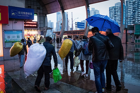 下雨撑伞春运回家过年背景