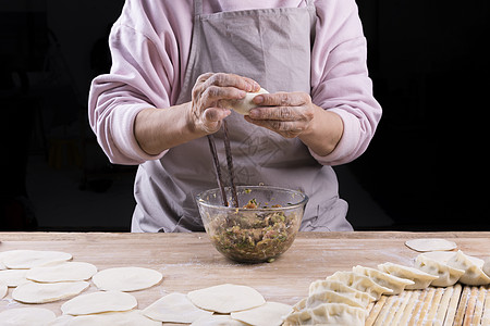 包饺子做饺子的女人高清图片