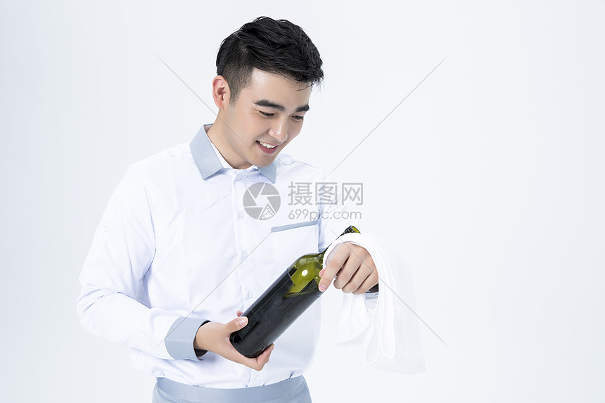 男性服务员倒红酒图片