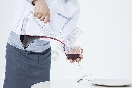 男性服务员倒红酒高清图片