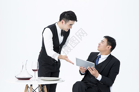 男性服务员服务平板电脑点菜高清图片
