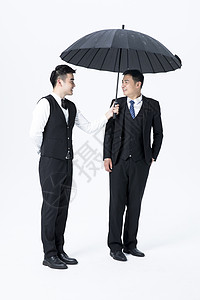 男性服务员服务打伞图片