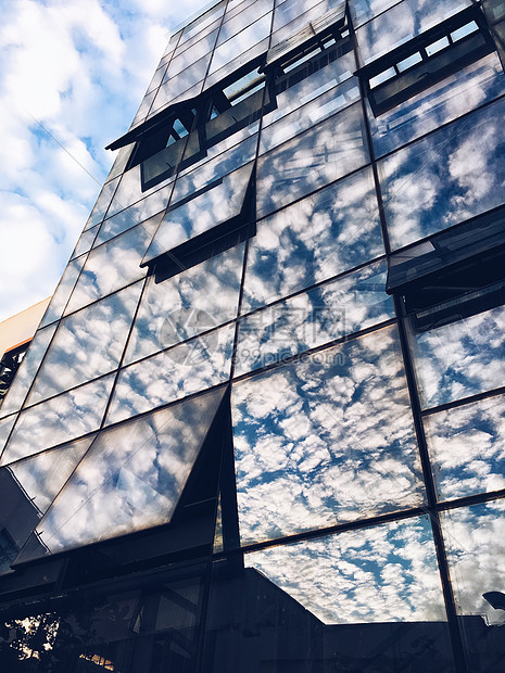 大楼玻璃反射的天空图片