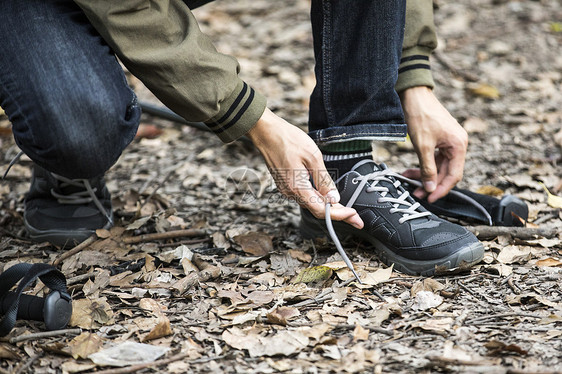 远足青年男性系鞋带图片