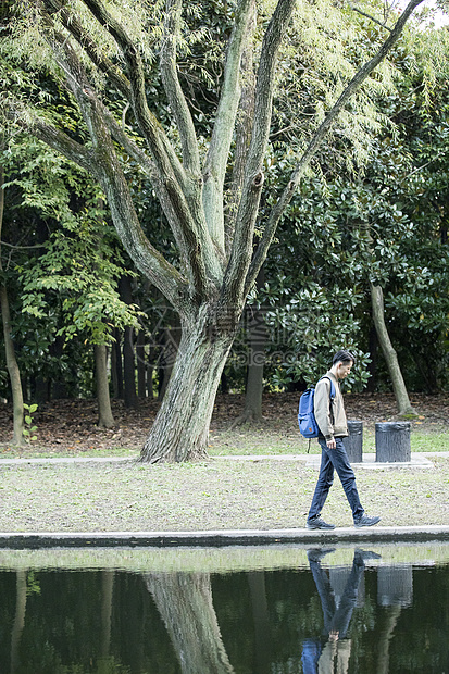 男性户外远足图片