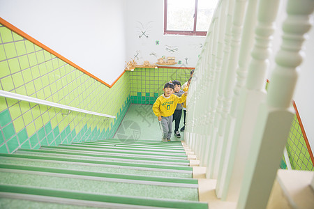 幼儿园儿童排队上楼梯图片