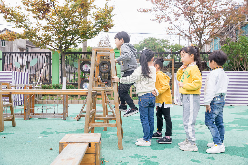 幼儿园儿童课间玩耍
