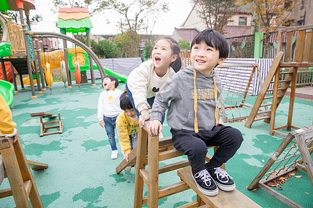 父子玩耍幼儿园儿童课间玩耍背景