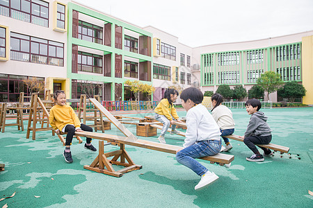 幼儿园儿童玩跷跷板高清图片