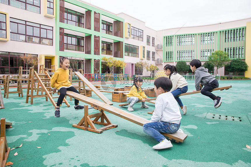 幼儿园儿童玩跷跷板图片