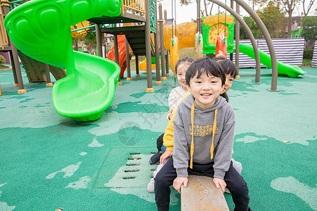 幼儿园儿童玩跷跷板图片