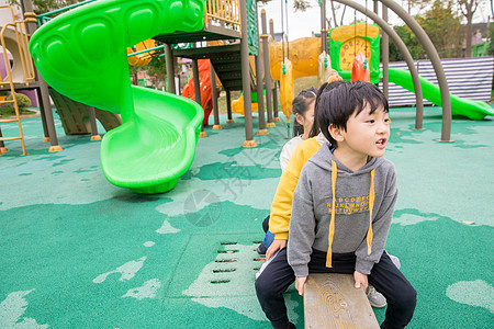 幼儿园儿童玩跷跷板图片