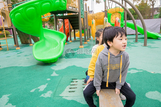 幼儿园儿童玩跷跷板图片